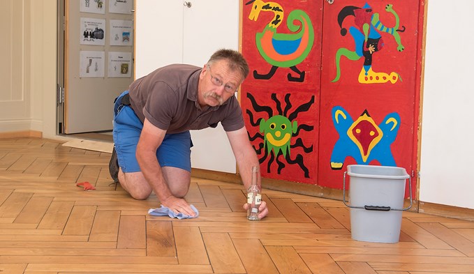 Thomas Wandeler reinigt den Boden von Hand.  (Foto Thomas Stillhart)