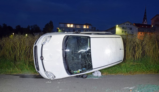 Das Auto koppte zur Seite. Sachschaden von 15’000 Franken entstand. (Foto Luzerner Polizei)