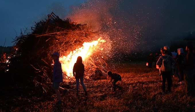 Das 1-August-Feuer fasziniert Gross und Klein.  (Foto Werner Mathis)