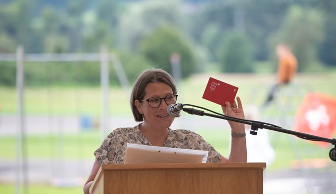 Anja Kornfeld zeigte ihren Schweizerpass, denn die reformierte Pfarrerin vergangenes Jahr erhalten hat.  (Foto Thomas Stillhart)