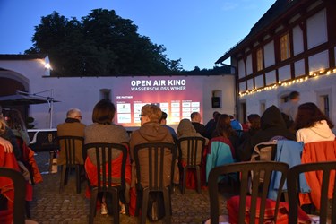 Das Ambiente im Schlosshof macht das Openair-Kino Schloss Wyher einzigartig. (Foto Céline Estermann-Erni)