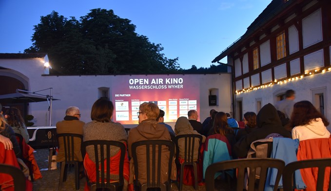 Das Ambiente im Schlosshof macht das Openair-Kino Schloss Wyher einzigartig. (Foto Céline Estermann-Erni)