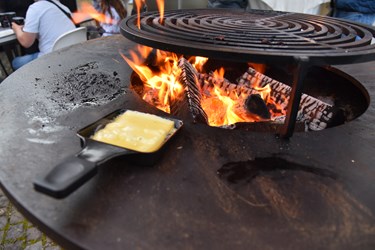 Auf dem Grill kann man vor dem Filmstart ein DIY-Raclette geniessen. (Foto Céline Estermann-Erni)