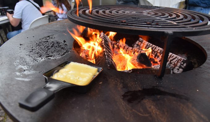 Auf dem Grill kann man vor dem Filmstart ein DIY-Raclette geniessen. (Foto Céline Estermann-Erni)