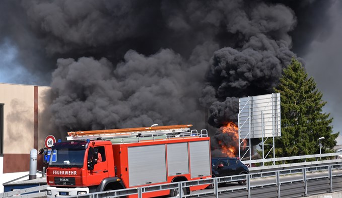 Die Feuerwehr Neuenkirch-Hellbühl war durch die grosse Hitze durch den Brand und den beissenden, dunklen Rauch gefordert.  (Foto Geri Wyss)