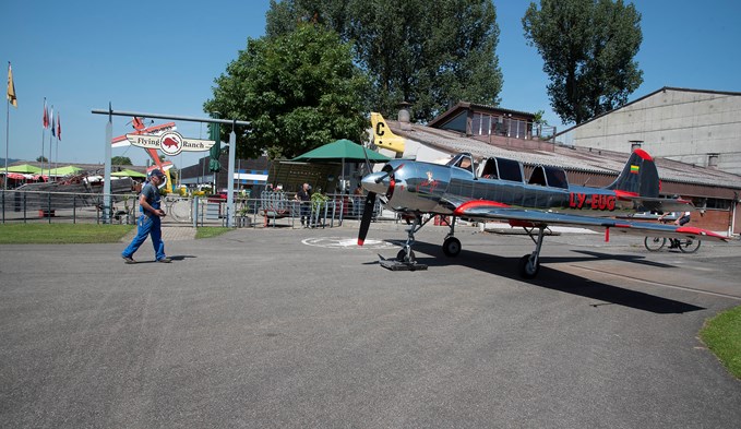 Beim Rollout der Jak auf der Flying Ranch in Triengen.  (Foto Thomas Stillhart)