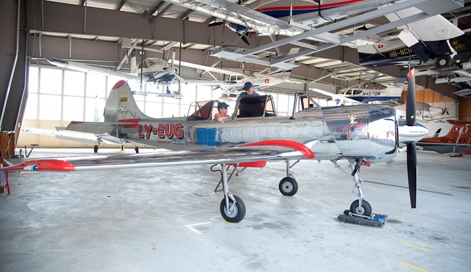 Im Hangar nimmt Pilot Dave Oldani Platz in der Jak.  (Foto Thomas Stillhart)