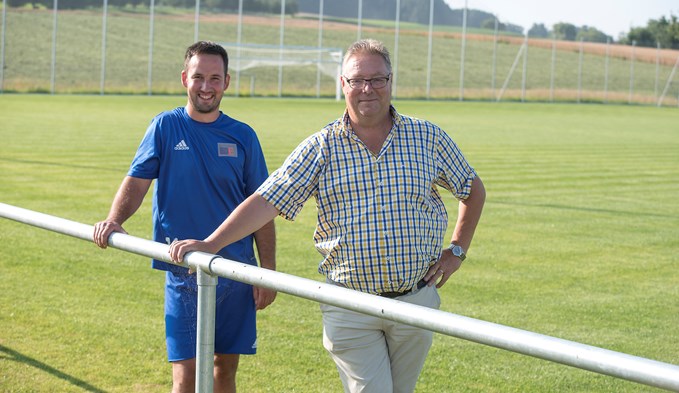 Marcel Müller (links) verteidigt erfolgreich beim FC Knutwil. Benny Felber stieg vor 30 Jahren auch mit dem FCK auf. (Foto Thomas Stillhart)