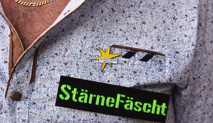 Daniel Schärli kreierte eigens eine Pin für das «Stärnefäscht».  (Foto Thomas Stillhart)