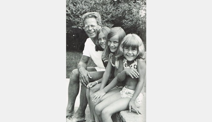 Ein Bild aus dem Familienalbum: Hans Küng, Mitte der 1970er Jahre, im Seehaus in Sursee mit seinen Nichten Sonja, Carmen, Sibyl.  (Foto zvg)