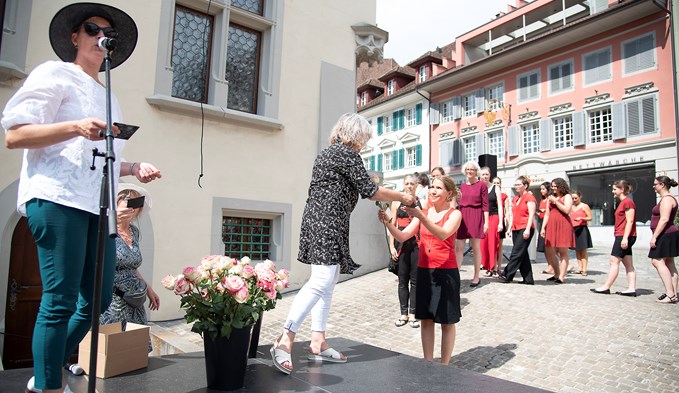 Stadtpräsidentin Sabine Beck las die Namen aller 59 hingerichteten Frauen und eines Manns vor, während Seelsorgerin Daniela Müller den Vidas-Frauen stellvertretend eine Rose schenkte.  (Foto Thomas Stillhart)