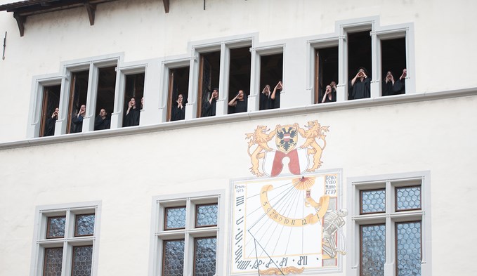 Der Vidas Chor sang von den Fenstern des Rathauses.  (Foto Thomas Stillhart)