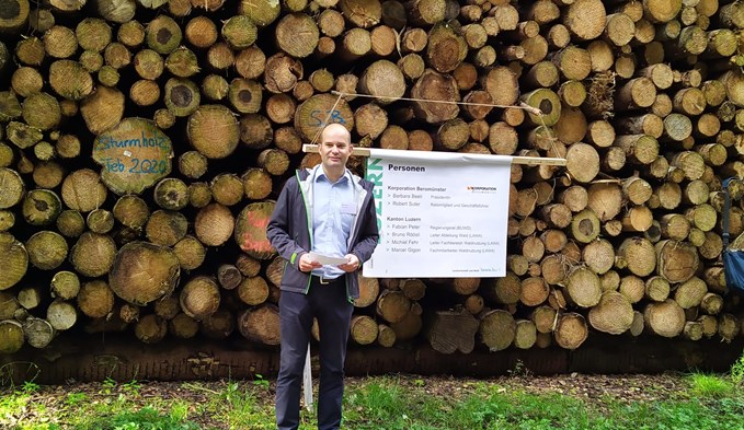 An einem Rundgang im Chüewald in der Gemeinde Beromünster erkärt Regierungsrat Fabian Peter, wie der Wald der Zukunft aussehen könnte. (Foto zvg)