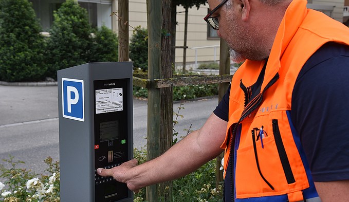 Der stellvertretende Bereichsleiter öffentliche Sicherheit der Stadt Sursee, Josef Vonarburg, testet eine der neuen Sammelparkuhren. (Foto Daniel Zumbühl)