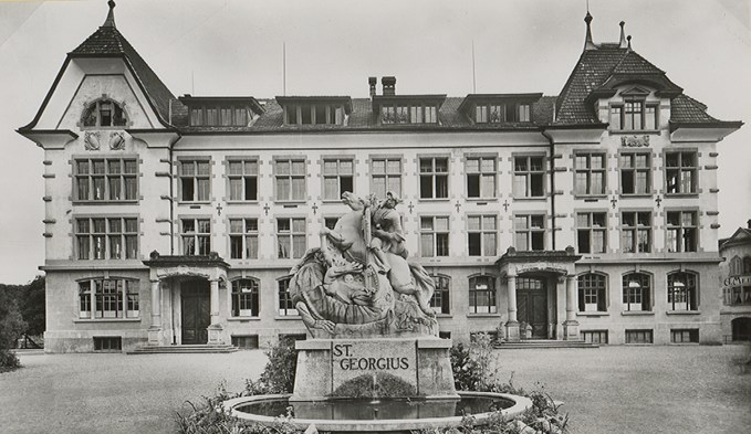 Das Schulhaus St. Georg an der Bahnhofstrasse in einer Aufnahme von 1927.  (Foto Stadtarchiv)