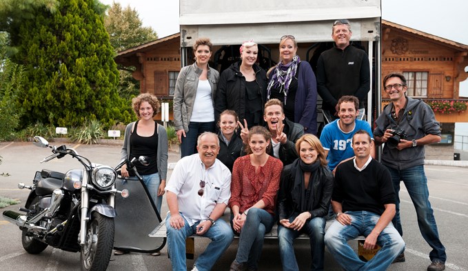 Diese Selbstauslöser-Fotografie zeigt das ganze Team des Aufnahmesets nach drei Aufnahmetagen für iXS Motorcycling Fashion, der Fotograf Bruno Meier ganz rechts.   (Foto Bruno Meier)