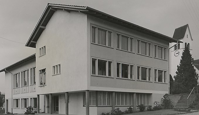Das ehemalige Pfarreiheim kurz nach der Eröffnung 1955. (Foto Stadtarchiv Sursee)