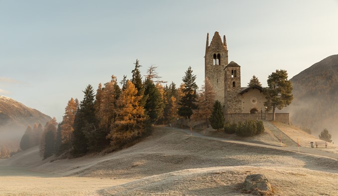 Die Kirche San Gian in Celerina in einer Aufnahme vom Herbst 2020.  (Foto Martina Kaufmann)
