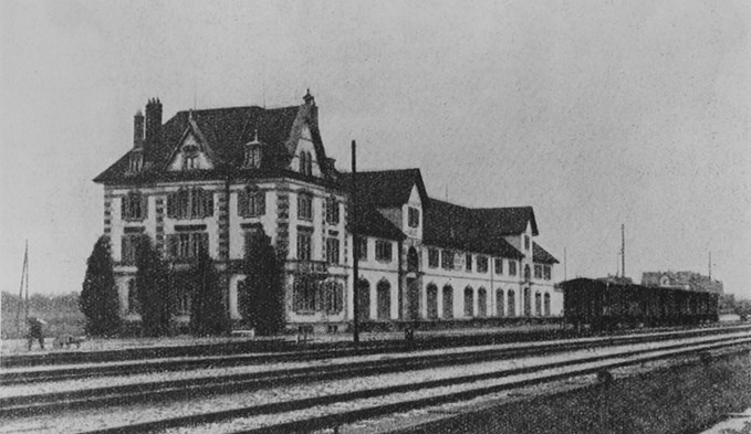 Das Handelsgebäude Merkur beim Bahnhof Sursee 1924. (Foto Stadtarchiv Sursee, Fotosammlung Korporation Sursee)