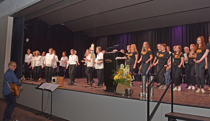 Der Kirchenchor und der Jugendchor umrahmten die Einweihungsfeier musikalisch. (Foto Daniel Zumbühl)