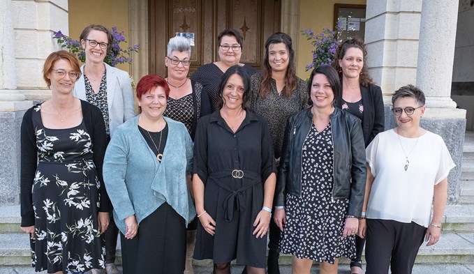 Elf Frauen haben ihre Fachausweise Katechese erhalten, darunter Julia Troxler (vorne, zweite von rechts) und Doris Steiger (hinten, erste von links). (Foto zvg)