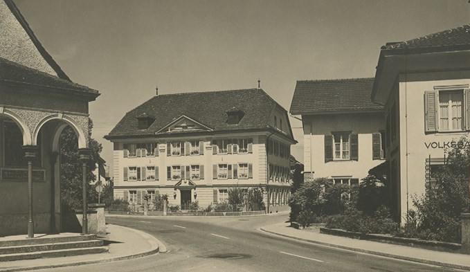 Blick auf die Kreuzung bei der Chrüzlikapelle (links), dem damaligen Bürgerheim (Mitte) und der Volksbank Willisau (rechts) im Jahr 1956. (Foto Stadtarchiv Sursee/Sammlung Korporation Sursee)
