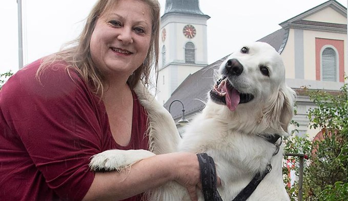 Belinda Arnold freut sich mit Golden Retriever Bonny auf die Tiersegnung vor der Kirche in Knutwil.  (Foto Thomas Stillhart)