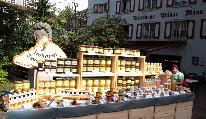 Ein süsses Vergnügen. Ein Stand voller Honig vor dem Wirtshaus Wilder Mann.  (Foto Thomas Stillhart)