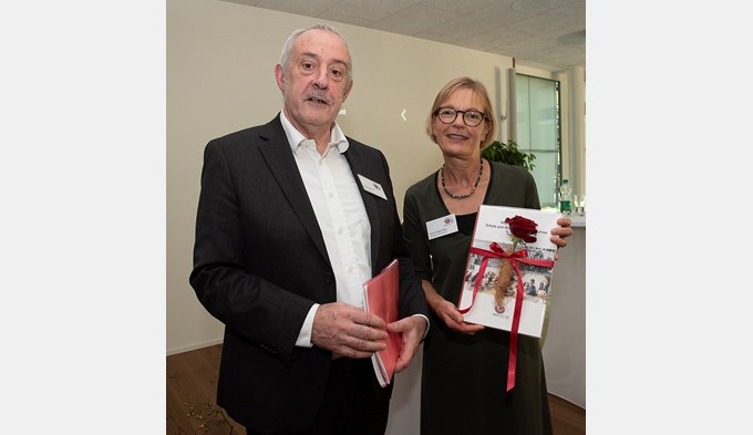 Stiftungsratsmitglied Charles Vincent überreichte Stiftungsratspräsidentin Heidi Schilliger ein Jubiläumsbuch.  (Foto Thomas Stillhart)