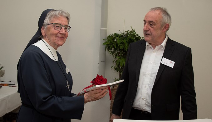 Auch Schwester Jolenda Elsener, von 1971 bis 1989 Heimleiterin in Mariazell, bekam von Charles Vincent ein Jubiläumsbuch.  (Foto Thomas Stillhart)