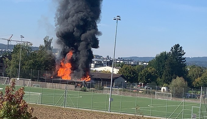 Im Gebiet Hinterer Beckenhof gleich neben dem Fussballplatz brannte es am Freitag nach dem Mittag.  (Foto zvg)