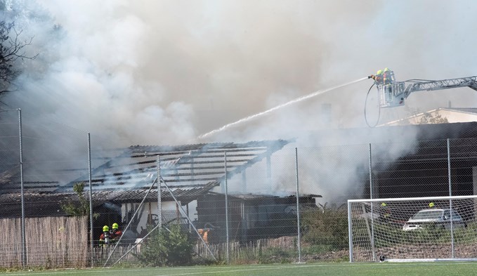 Im Gebiet Hinterer Beckenhof gleich neben dem Fussballplatz brannte es am Freitag nach dem Mittag.  (Foto zvg)
