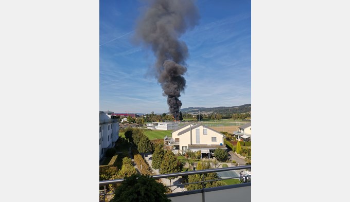 Im Gebiet Hinterer Beckenhof gleich neben dem Fussballplatz brannte es am Freitag nach dem Mittag.  (Foto Peter Amstutz)