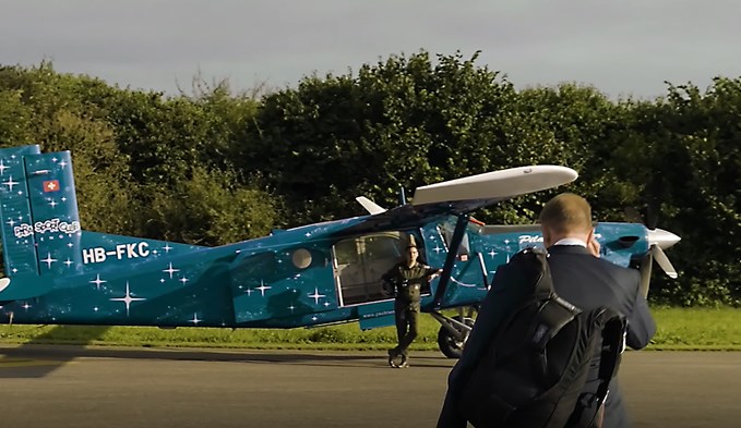 Bond-Double Martin Langanke steigt in der Flying Ranch Triengen in ein Flugzeug.  (Foto zvg)