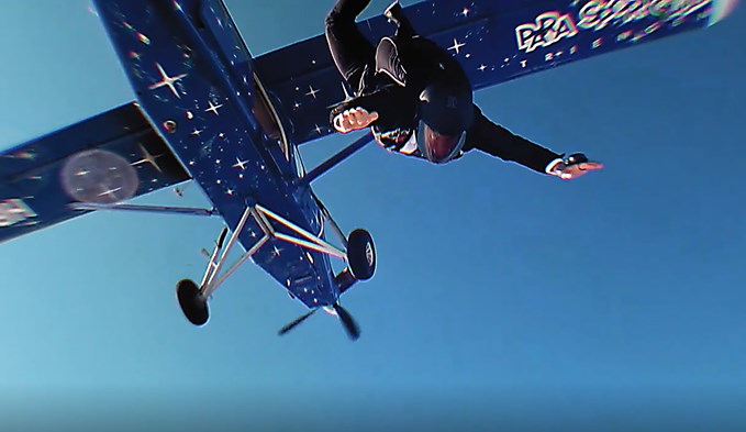 In dieser Szene springt Nicola Caviezel hoch über Triengen aus dem Flugzeug.  (Foto zvg)