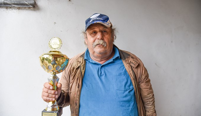 Stolz präsentiert Robert Frei seinen Pokal, den er nach seinem Sieg am Schallenberg Classic mit nach Hause nehmen konnte. (Foto Daniel Zumbühl)