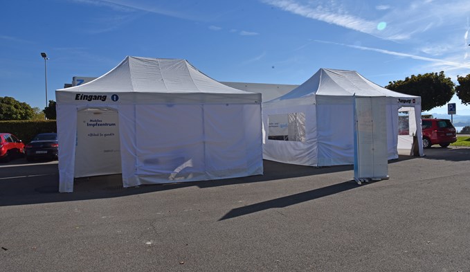 Vor dem Impftruck stehen jeweils zwei Zelte für den Ein- und Ausgang. (Foto Livia Kurmann)