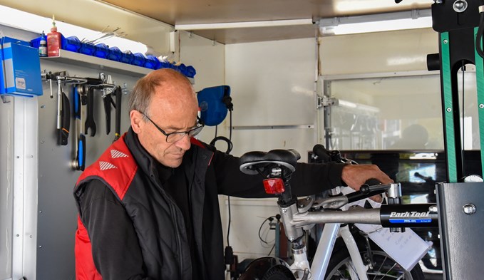 Markus Hostettler in seiner kleinen Werkstatt in einem Anhänger am Bahnhof in Sursee. (Foto Franziska Haas)