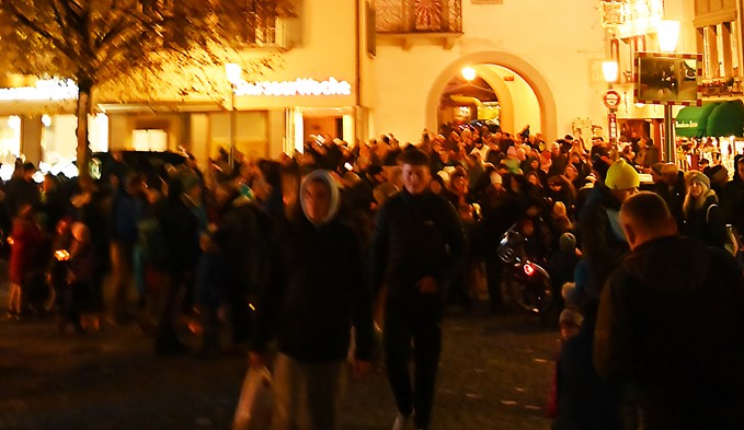 Rund 200 Mädchen und Buben zogen mit Räbeliechtli durchs Städtli.  (Foto Werner Mathis)