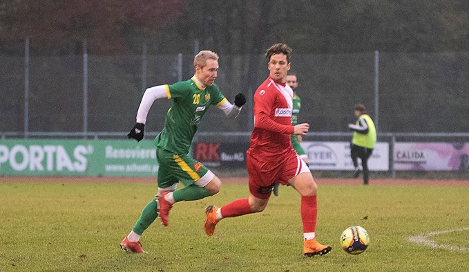 Ruben Burkhard treibt den Ball nach vorne, der FC Sursee verliert.  (Foto Thomas Stillhart)