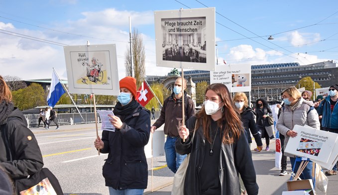 Fast in jedem Kanton gingen die Pflegenden mit Schildern auf die Strasse. So auch im Herbst am «Walk of Care» in Luzern. (Foto Archiv/Livia Kurmann)