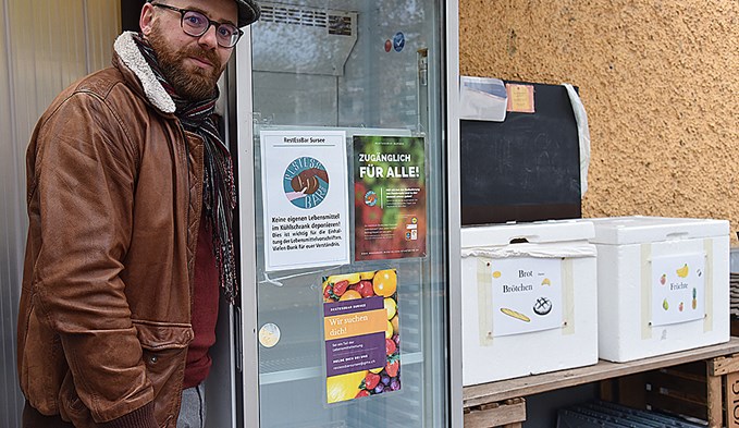 Fabrizio Misticoni initiierte das Kühlschrankprojekt «RestEssBar Sursee». Am Montag war der Kühlschrank an der Centralstrasse 29 noch leer. (Foto Daniel Zumbühl)