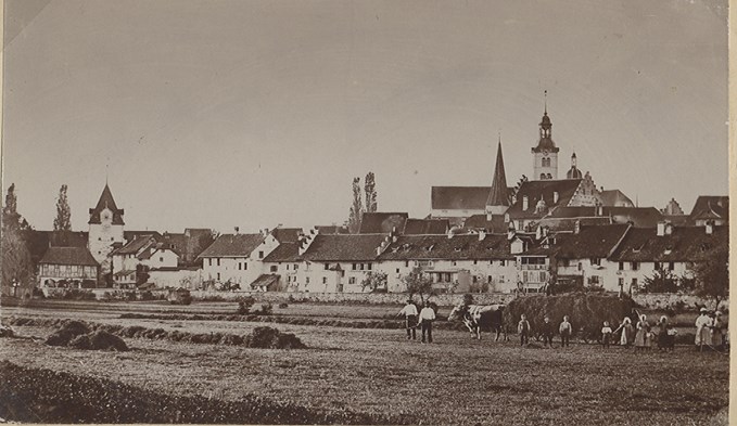 Die Landwirtschaft war vor rund 120 Jahren ausserhalb der Stadtmauern Sursees präsent. Heute auch noch in Richtung Schenkon und Geuensee.  (Foto Stadtarchiv Sursee)