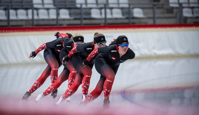 Nadja Wenger (vorne rechts) und ihr Frauen-Eisschnelllaufteam wollen sich für Olympia qualifizieren.  (Foto Kevin Voigt)