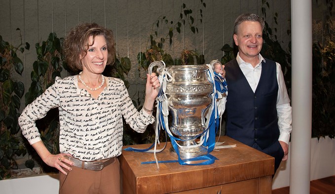 Silvia und Paul Furrer mit dem Cupsieger-Pokal.  (Foto Thomas Stillhart)