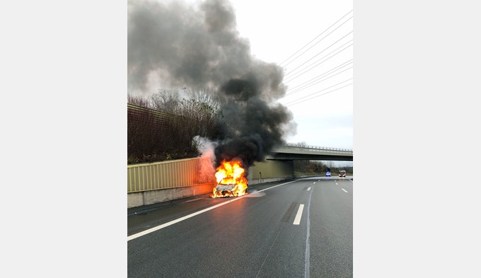 Auf der A2 bei Knutwil brannte ein Auto.  (Foto Luzerner Polizei)
