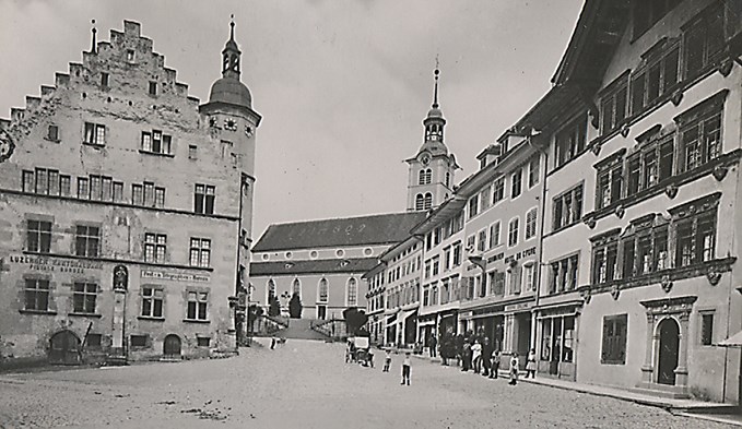 Das Städtli Sursee mit Blick auf das Rathaus, die Pfarrkirche St. Georg und den Rathausplatz.  (Foto Stadtarchiv)