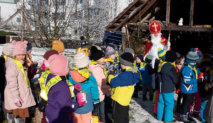Die Kinder besuchten den Samichlaus im Greuel in Schenkon.  (Foto Thomas Stillhart)