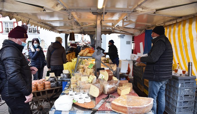 Und Schweizer Käse darf an einem Warenmarkt ebenfalls nicht fehlen.  (Foto Thomas Stillhart)