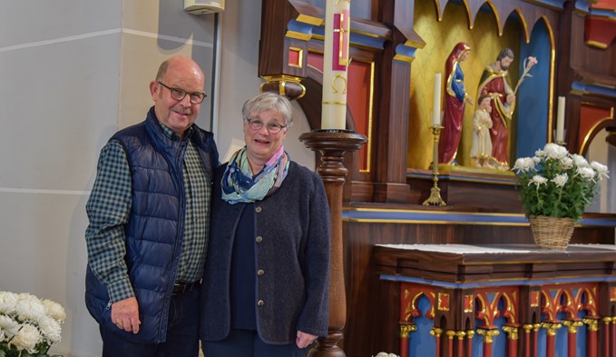 Posieren am Arbeitsort: Stephan und Anita Troxler in der Pfarrkirche Nottwil. (Foto Franziska Haas)